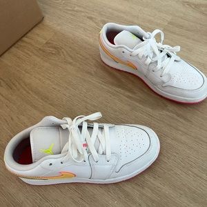 Size 8 Nike shoes!!